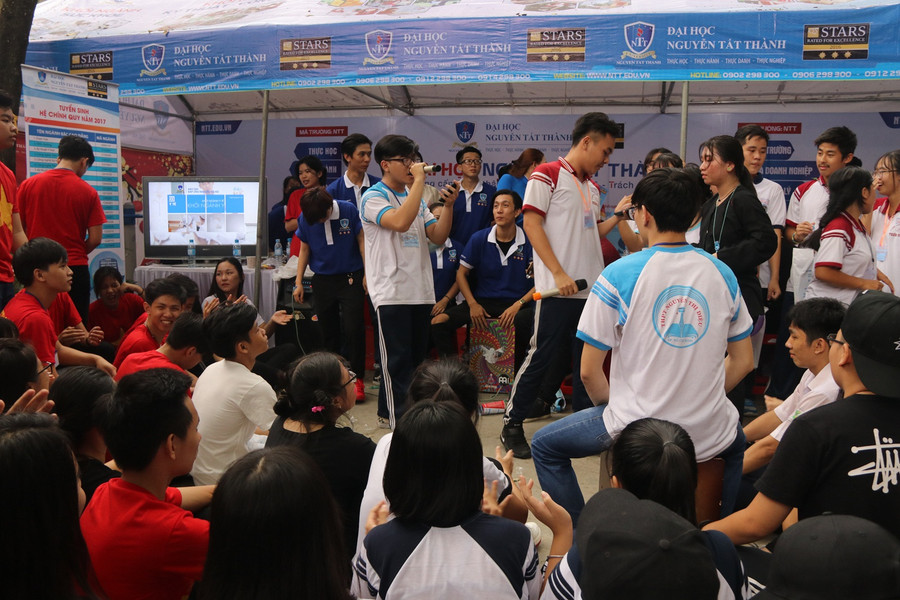 Học sinh tổ chức các hoạt động vui chơi, văn nghệ tại Hội trại