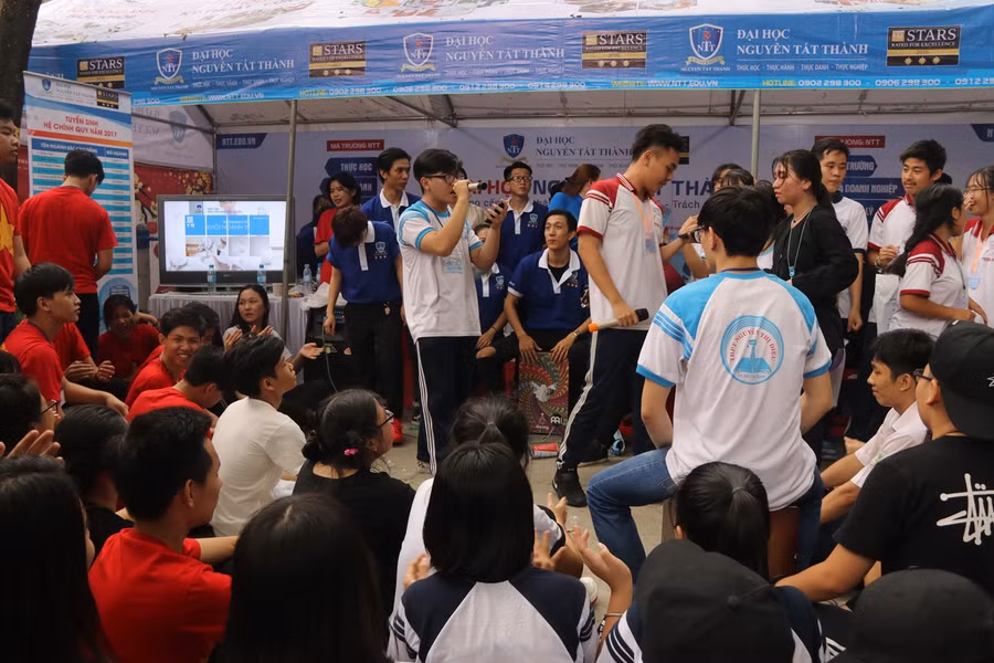 Học sinh tổ chức các hoạt động vui chơi, văn nghệ tại Hội trại