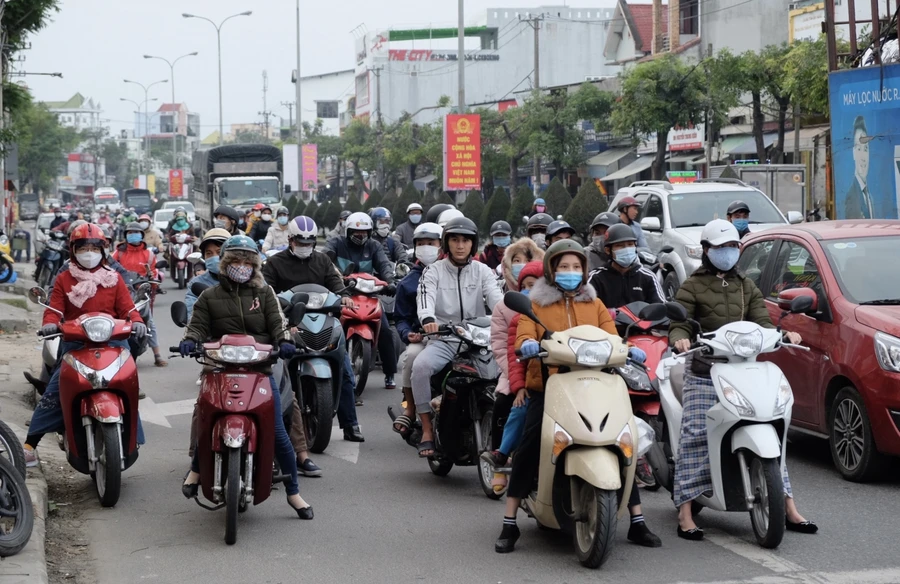 Ai cũng trùm kín người với áo khoác dày, mũ len, khẩu trang, khăn quàng cổ, găng tay... khi ra đường để giữ ấm cơ thể.