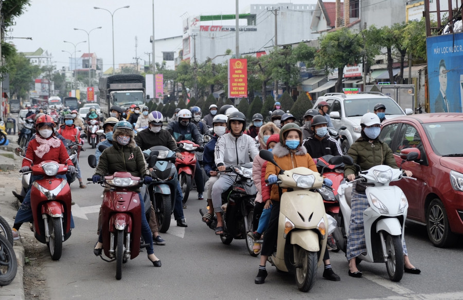 Ai cũng trùm kín người với áo khoác dày, mũ len, khẩu trang, khăn quàng cổ, găng tay... khi ra đường để giữ ấm cơ thể.