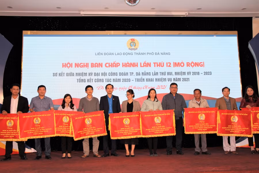 Khen thưởng các tập thể, cá nhân có thành tích xuất sắc trong phong trào thi đua công nhân viên chức lao động và hoạt động công đoàn năm 2020.