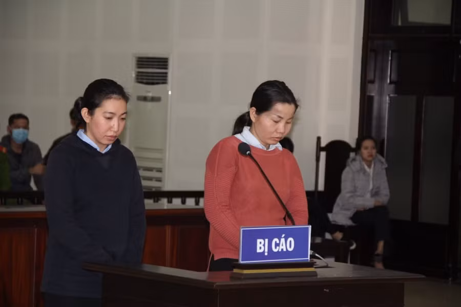 Bị cáo Thuận (bên phải) và bị cáo Uyên (bên trái) tại phiên tòa. 