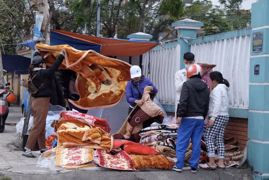 Người dân mua mền, chăn.
