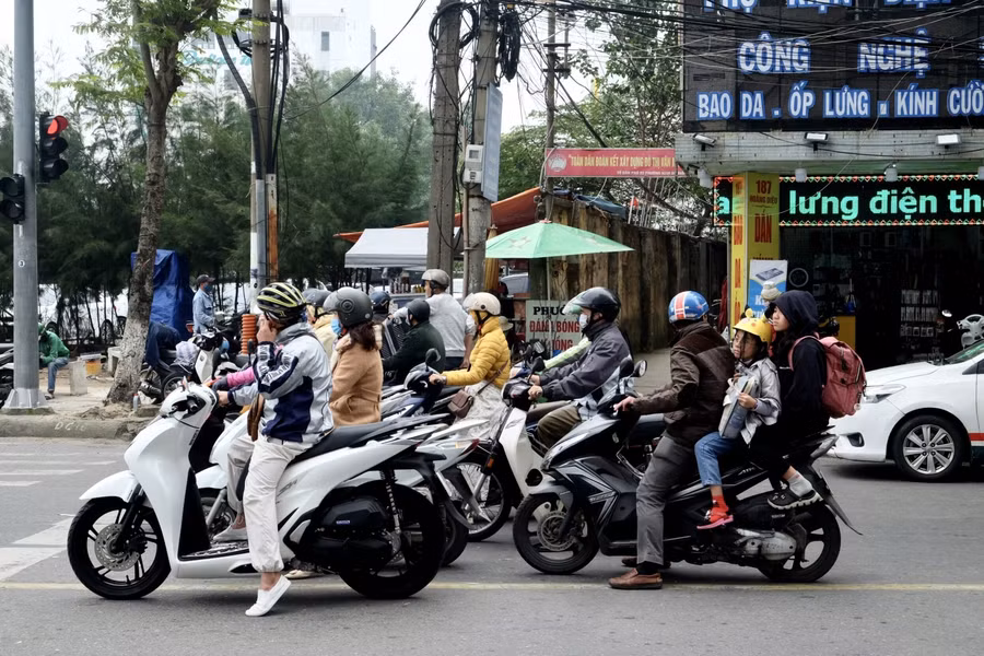 Dòng xe đổ ra đường từ sáng sớm, trong thời tiết lạnh giá.