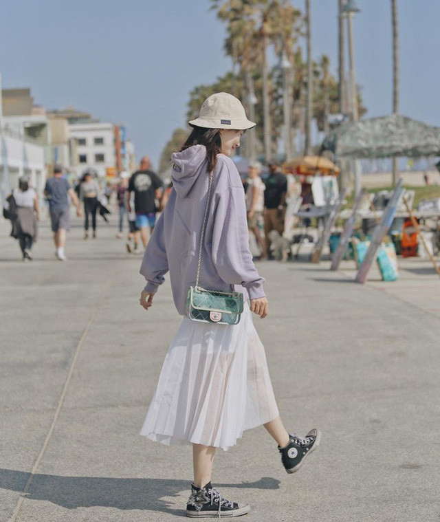 Chân váy xếp li vẫn hot điên đảo và bạn nên “ghim” 12 ý tưởng diện item này cho sành điệu - Ảnh 10.