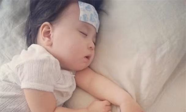 Trẻ sốt cao đừng dùng cao dán hạ sốt