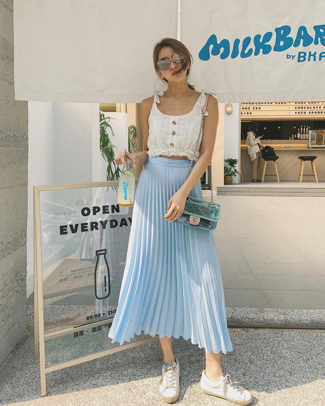 Chân váy xếp li vẫn hot điên đảo và bạn nên “ghim” 12 ý tưởng diện item này cho sành điệu - Ảnh 5.