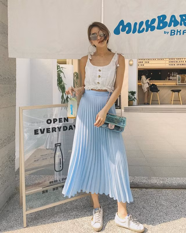 Chân váy xếp li vẫn hot điên đảo và bạn nên “ghim” 12 ý tưởng diện item này cho sành điệu - Ảnh 5.