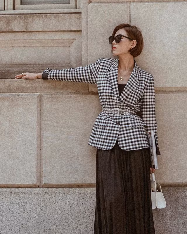 Chân váy xếp li vẫn hot điên đảo và bạn nên “ghim” 12 ý tưởng diện item này cho sành điệu - Ảnh 9.