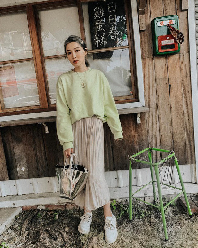 Chân váy xếp li vẫn hot điên đảo và bạn nên “ghim” 12 ý tưởng diện item này cho sành điệu - Ảnh 6.