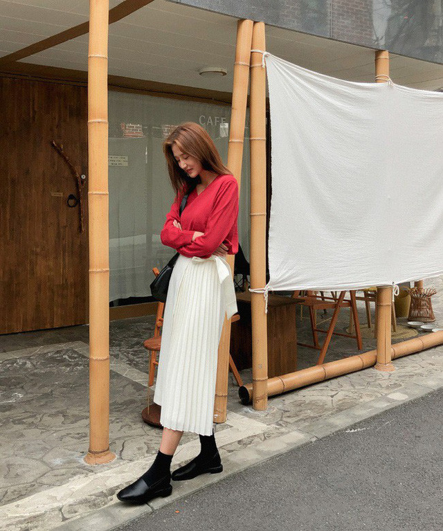 Chân váy xếp li vẫn hot điên đảo và bạn nên “ghim” 12 ý tưởng diện item này cho sành điệu - Ảnh 1.