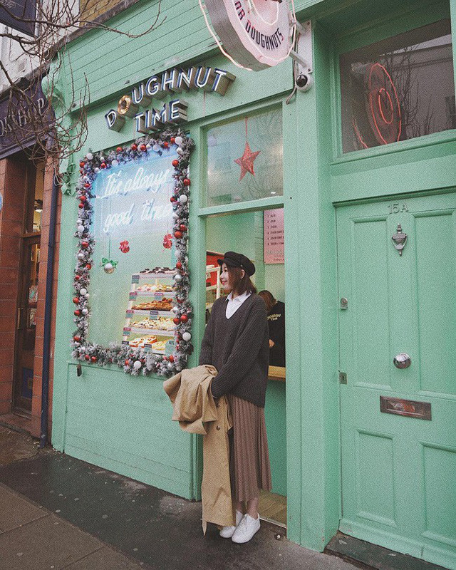 Chân váy xếp li vẫn hot điên đảo và bạn nên “ghim” 12 ý tưởng diện item này cho sành điệu - Ảnh 4.