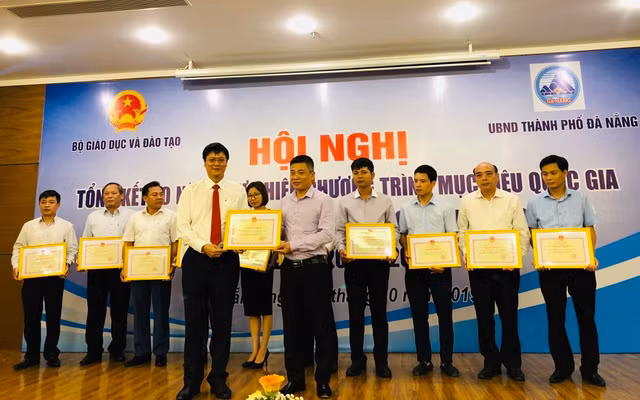 Thứ trưởng Bộ GD&ĐT Lê Hải An trao bằng khen biểu dương các tập thể xuất sắc trong xây dựng nông thôn mới lĩnh vực giáo dục (Ảnh: dantri.com.vn)