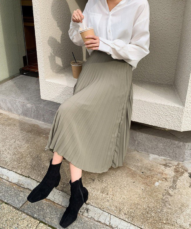 Chân váy xếp li vẫn hot điên đảo và bạn nên “ghim” 12 ý tưởng diện item này cho sành điệu - Ảnh 3.