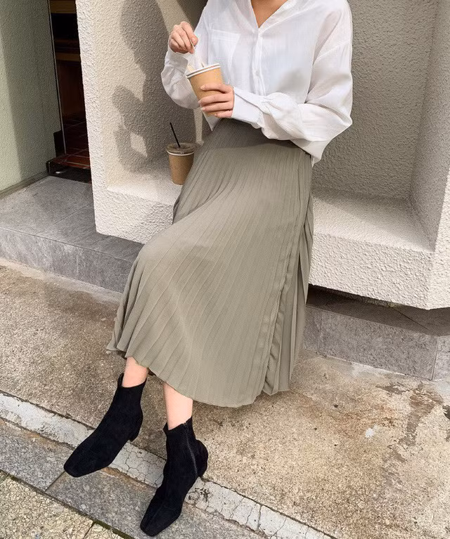 Chân váy xếp li vẫn hot điên đảo và bạn nên “ghim” 12 ý tưởng diện item này cho sành điệu - Ảnh 3.