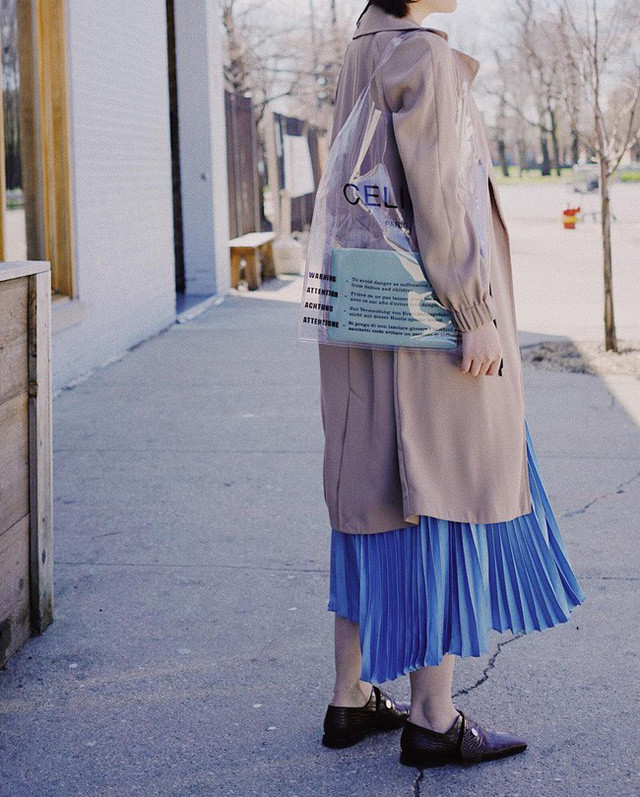 Chân váy xếp li vẫn hot điên đảo và bạn nên “ghim” 12 ý tưởng diện item này cho sành điệu - Ảnh 8.