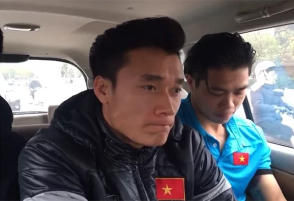 Tiến Dũng có phần mệt mỏi, trong khi đó Công Phượng chỉ mải mê đánh son. Tiến Dũng có phần mệt mỏi, trong khi đó Công Phượng chỉ mải mê đánh son.