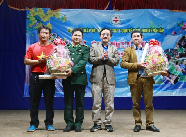 Thầy giáo Hoàng Thanh Cảnh, hiệu trưởng trường THPT chuyên Võ Nguyên Giáp tặng quà cho trường PTDT nội trú và Đồn Biên Phòng Cồn Roàng đóng tại xã Thượng Trạch. Thầy giáo Hoàng Thanh Cảnh, hiệu trưởng trường THPT chuyên Võ Nguyên Giáp tặng quà cho trường PTDT nội trú và Đồn Biên Phòng Cồn Roàng đóng tại xã Thượng Trạch.