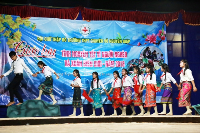 Tiết mục văn nghệ của học sinh trường PTDT nội trú xã Thượng Trạch trong đêm giao lưu. Tiết mục văn nghệ của học sinh trường PTDT nội trú xã Thượng Trạch trong đêm giao lưu.