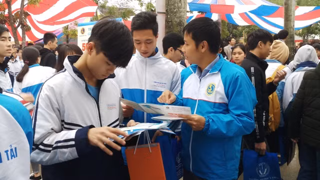  Học sinh tham gia tìm hiểu, tư vấn tại các gian tư vấn của các trường ĐH, trường nghề