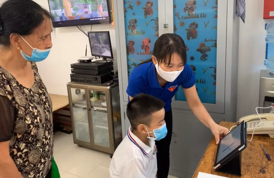 Trước thềm năm học mới, các trường tại Hà Nội đã quan tâm rà soát đối tượng học sinh khó khăn về thiết bị học tập online. (Ảnh tư liệu)