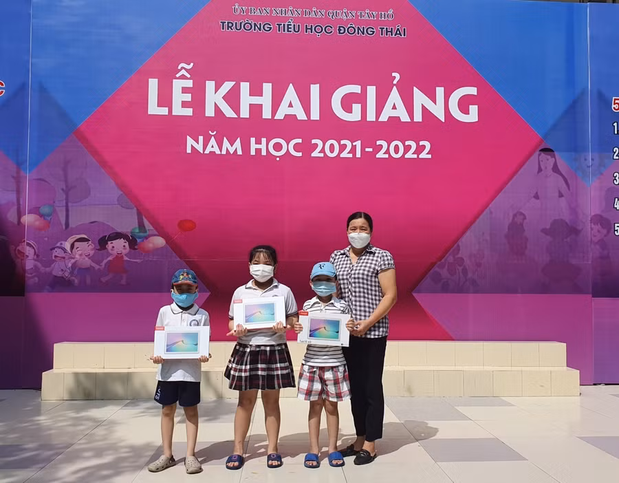 Cô Nguyễn Thị Thuý Minh – Hiệu trưởng Trưởng Tiểu học Đông Thái trao tặng thiết bị học trực tuyến cho HS.