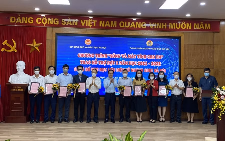 Ngành GD&amp;ĐT quận Tây Hồ đã chủ động triển khai hỗ trợ thiết bị học tập trực tuyến cho học sinh trước thềm năm học mới. (Ảnh tư liệu)