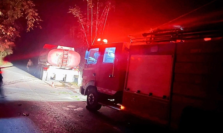 Lực lượng PCCC đã làm xuyên đêm để trục vớt xe bị nạn. (Ảnh: PCCC).