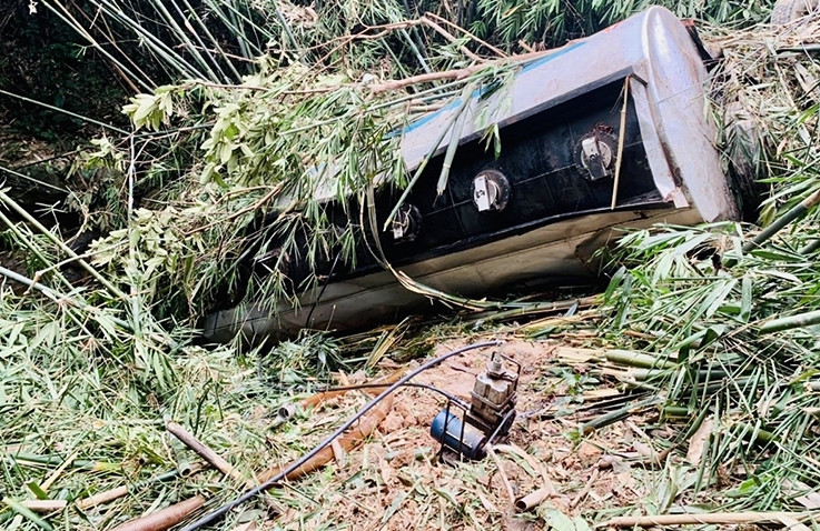 Chiếc xe bồn lao xuống vực (Ảnh: PCCC).