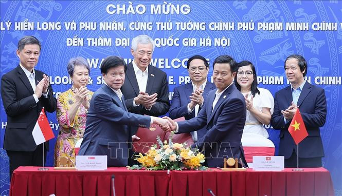 Thủ tướng Phạm Minh Chính và Thủ tướng Lý Hiển Long gặp gỡ sinh viên ĐHQG Hà Nội
