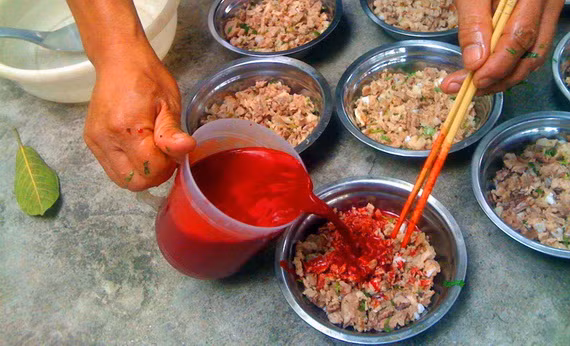 Nhiều bệnh nhân phải nhập viện sau khi ăn tiết canh.