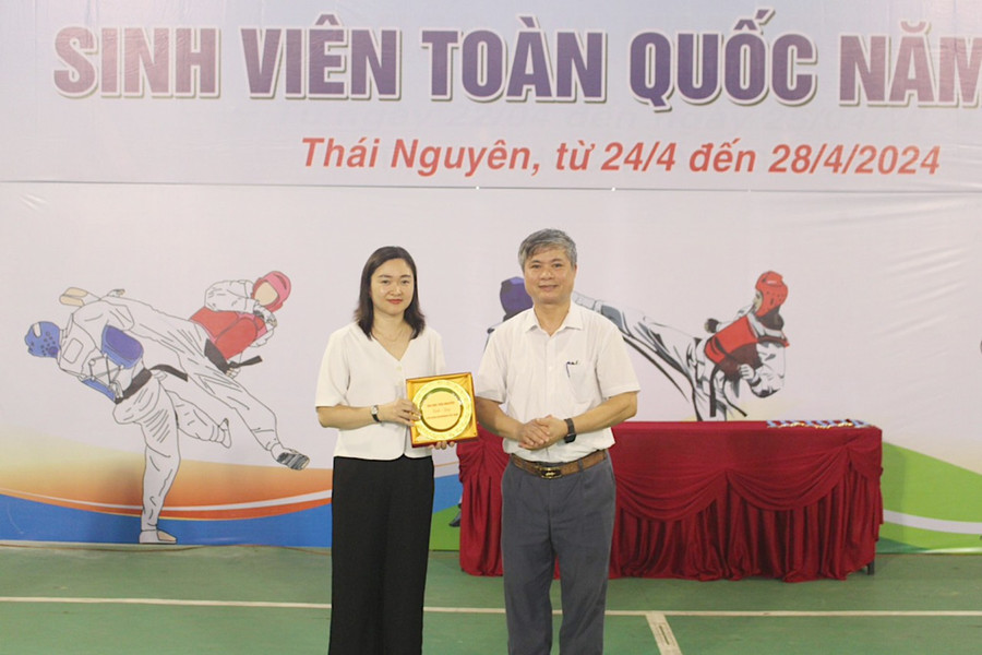 BTC trao kỷ niệm chương. BTC trao kỷ niệm chương.