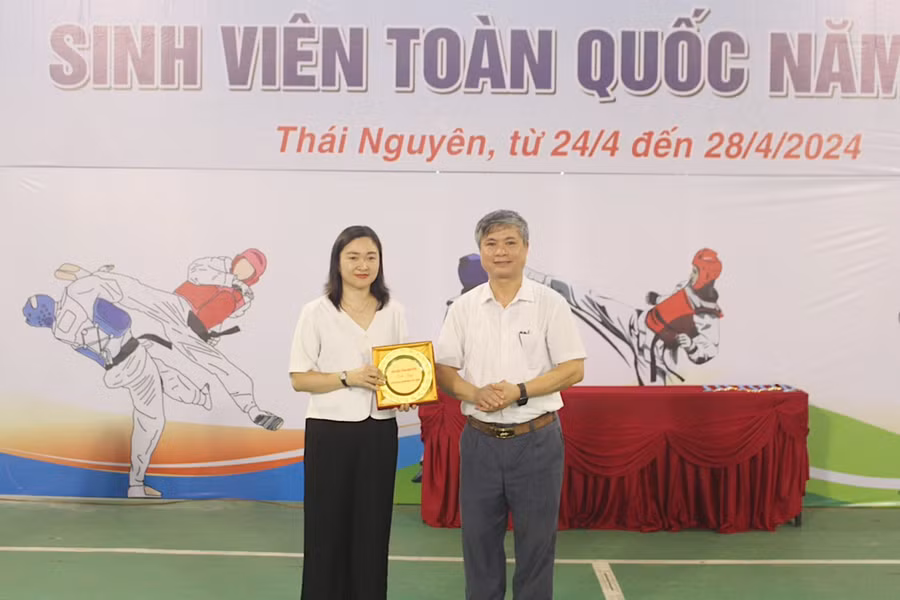 BTC trao kỷ niệm chương.