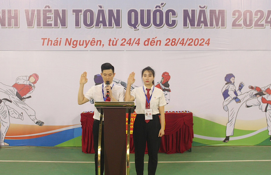 Tổ trọng tài tuyên thệ trước giải đấu. Tổ trọng tài tuyên thệ trước giải đấu.