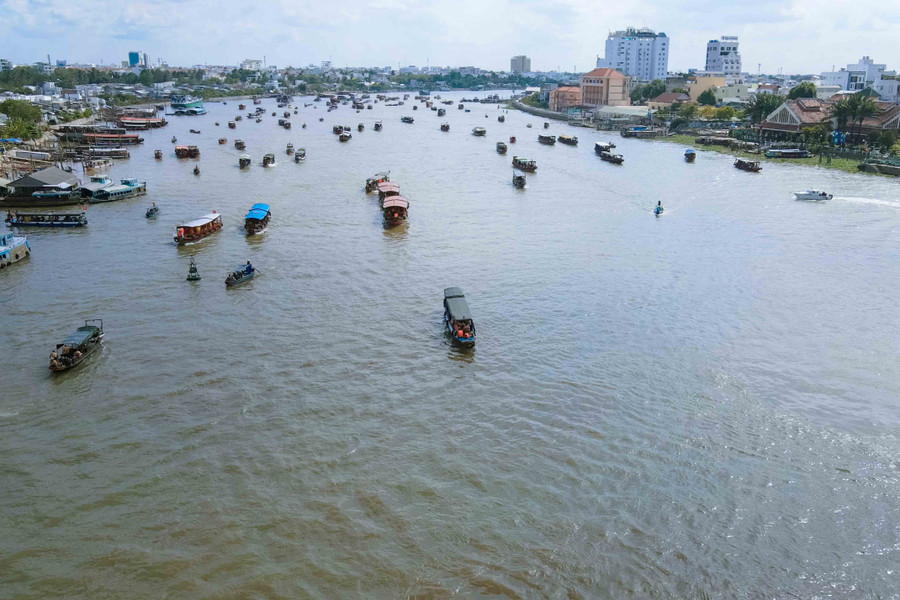 Lượng lớn phương tiện tham gia lễ hội trên sông Cần Thơ. Lượng lớn phương tiện tham gia lễ hội trên sông Cần Thơ.