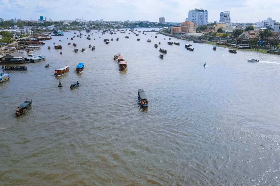 Lượng lớn phương tiện tham gia lễ hội trên sông Cần Thơ.