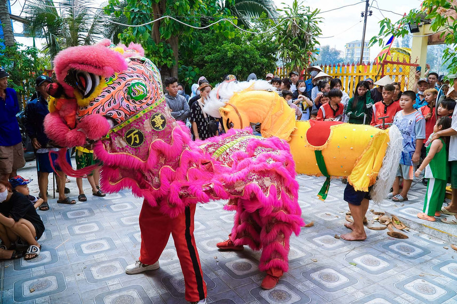 Múa lân và múa ngựa là một trong những nghi thức trong lễ cúng cầu an tại Miếu Bà Xóm Chài. Múa lân và múa ngựa là một trong những nghi thức trong lễ cúng cầu an tại Miếu Bà Xóm Chài.