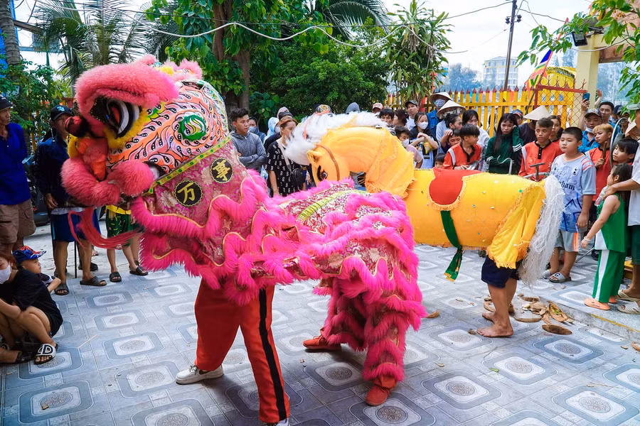 Múa lân và múa ngựa là một trong những nghi thức trong lễ cúng cầu an tại Miếu Bà Xóm Chài.