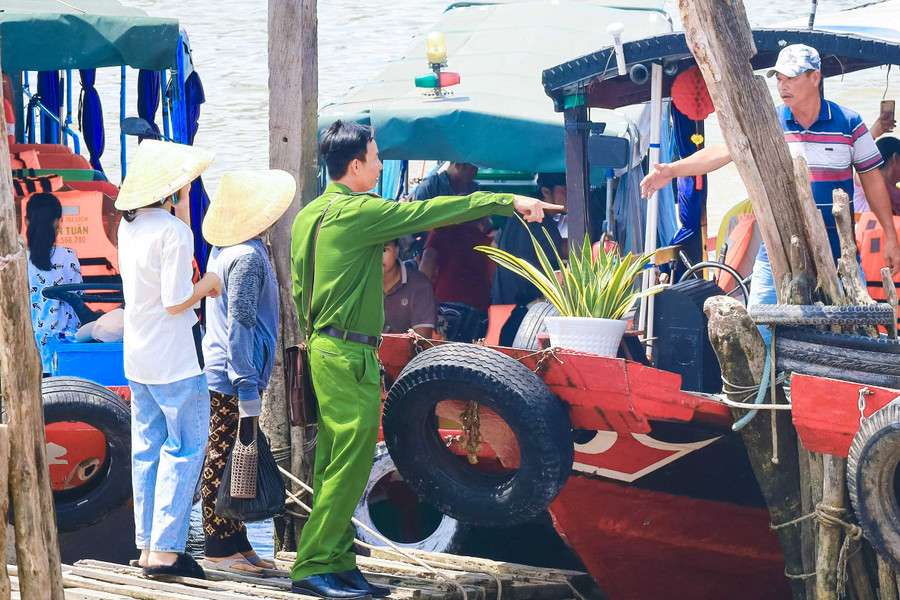 Lực lượng chức năng nhắc nhở người dân đảm bảo an toàn khi tham gia lễ hội. Lực lượng chức năng nhắc nhở người dân đảm bảo an toàn khi tham gia lễ hội.