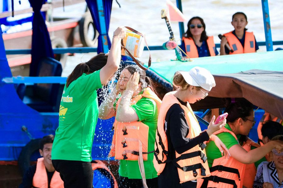 Các bạn trẻ tham gia trò té nước… Các bạn trẻ tham gia trò té nước…