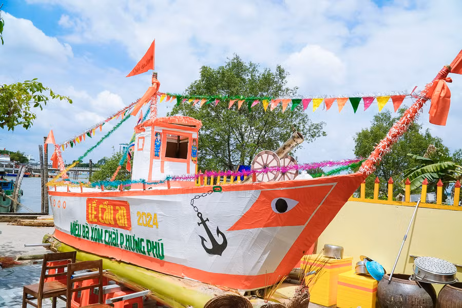 Từ nhiều ngày trước, người dân đã chuẩn bị các vật phẩm cho phần nghi thức lễ cúng.