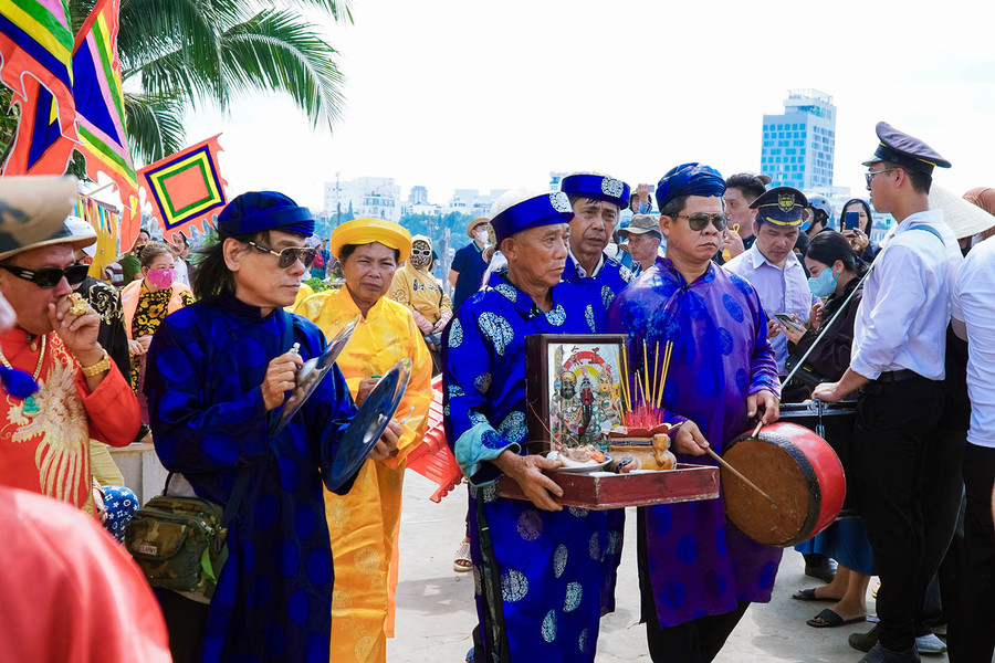 Các cụ cao niên thực hiện phần nghi thức di chuyển tống ôn. Các cụ cao niên thực hiện phần nghi thức di chuyển tống ôn.