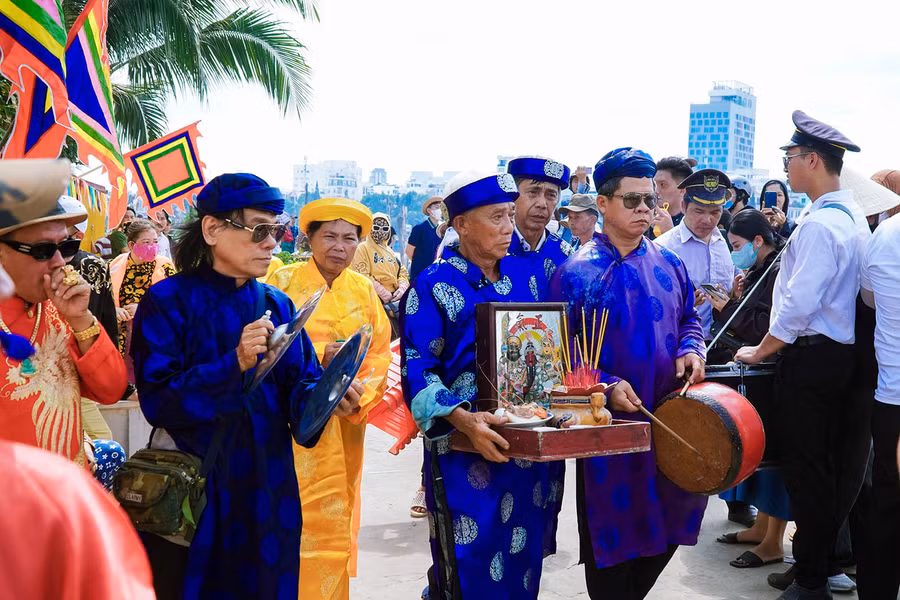 Các cụ cao niên thực hiện phần nghi thức di chuyển tống ôn.