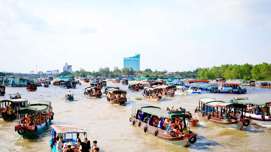 Lễ hội tống gió với sự tham gia của hàng ngàn người dân và du khách. Lễ hội tống gió với sự tham gia của hàng ngàn người dân và du khách.
