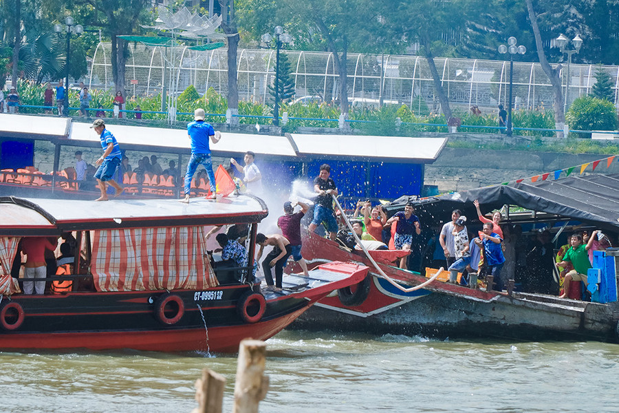 Người dân sông nước miền Tây tham gia "té nước" vui nhộn. Người dân sông nước miền Tây tham gia "té nước" vui nhộn.