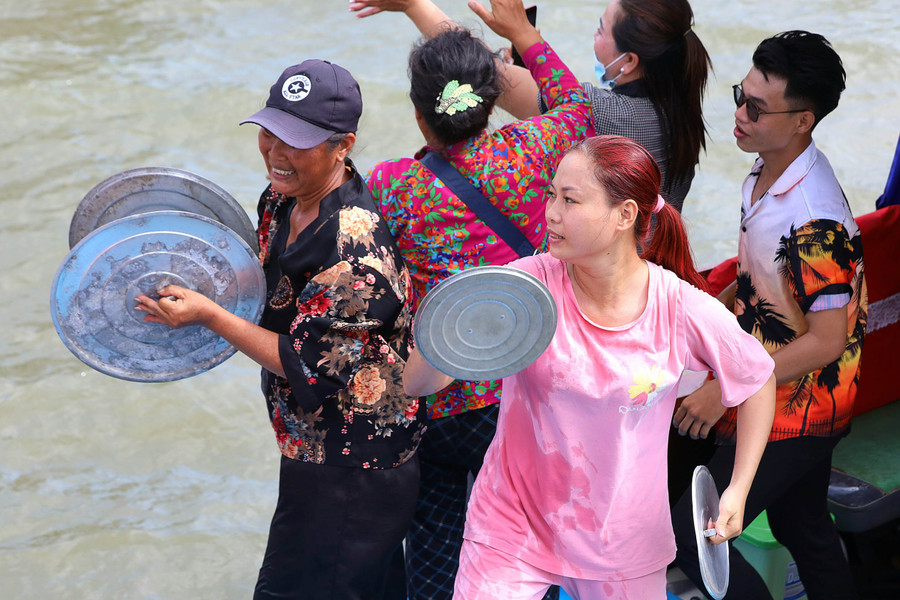 Các chị em cũng tham gia "té nước" và cổ vũ mọi người tham gia. Các chị em cũng tham gia "té nước" và cổ vũ mọi người tham gia.