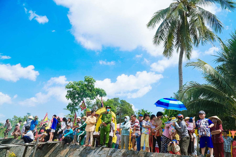 Người dân háo hức đón xem các tàu, ghe tham gia lễ hội. Người dân háo hức đón xem các tàu, ghe tham gia lễ hội.