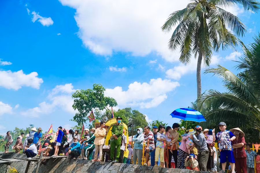 Người dân háo hức đón xem các tàu, ghe tham gia lễ hội.