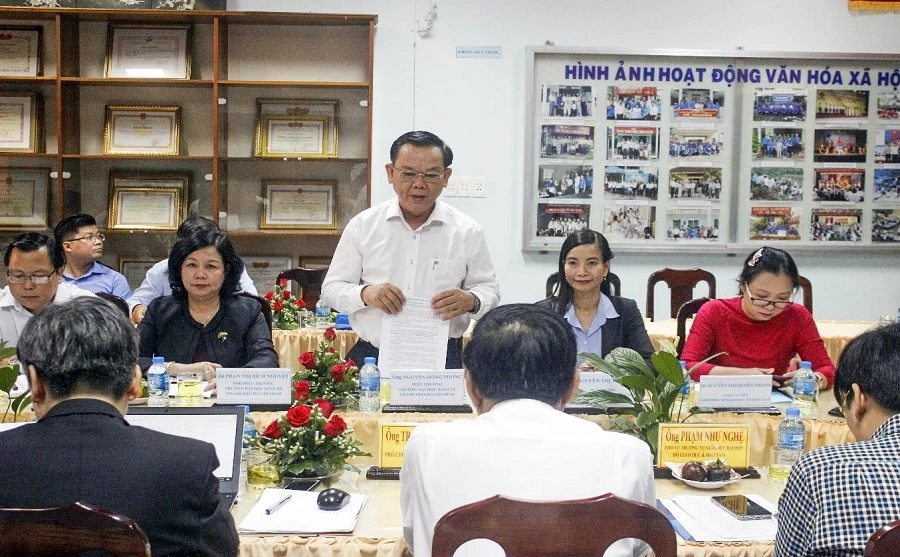 GS.TS Nguyễn Đông Phong - Hiệu trưởng Trường ĐH Kinh tế TP.HCM báo cáo về đề án thành lập Phân hiệu Trường ĐH Kinh tế TP.HCM tại tỉnh Vĩnh Long