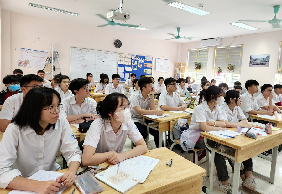 Học sinh lớp 9 Trường THCS Cầu Diễn, quận Nam Từ Liêm trong một giờ học trên lớp.